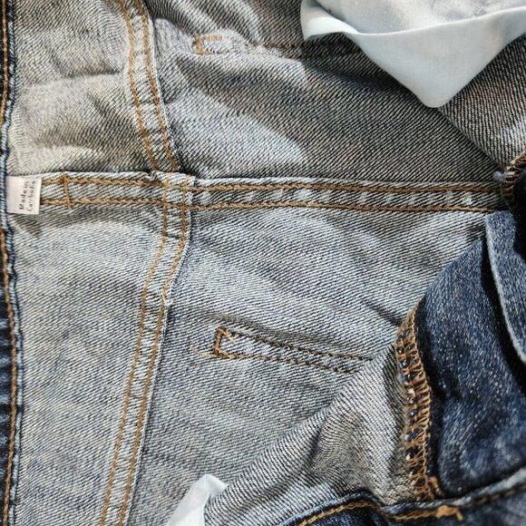 The Levis Boyfriend Jeans in women's size 31 are a stylish and comfortable choic - Picture 10 of 12